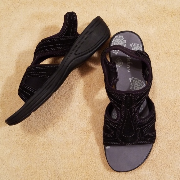easy spirit black sandals